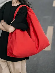 Street fashion triangle tote bag, light and large capacity, simple solid color shoulder bag, versatile shopping bag for daily travel, couple casual shoulder shopping bag, Fashionable shopping bag, suitable for shopping and traveling, etc.