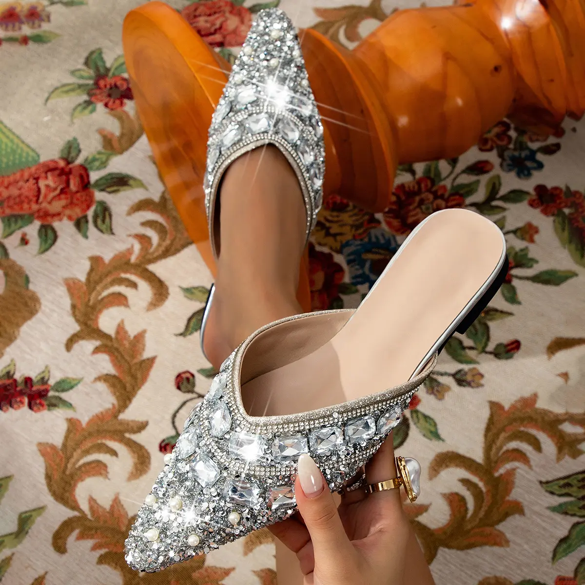 Women's V-cut pointed-toe rhinestone mules, sparkling summer flat slides (with ultra-soft cushioned insoles), pearl and crystal-embellished slip-on dress sandals, open-back shoes for parties, weddings, and evening events, large sizes (EU 43 / US 9.5)