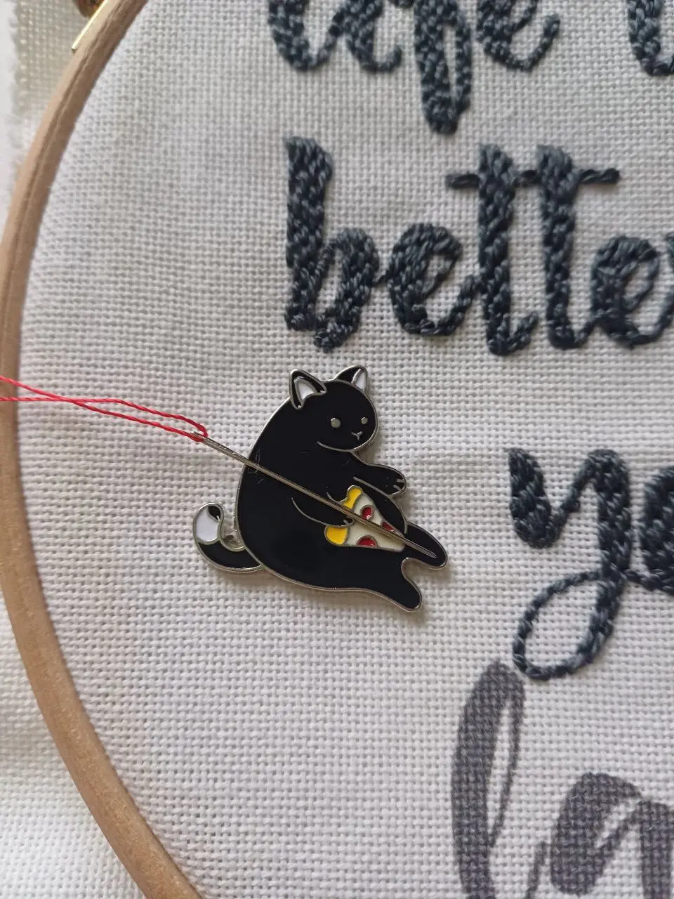 Cat with Pizza Magnetic Needle Minder by Wizardi F07M10-3 Cat with pizza
