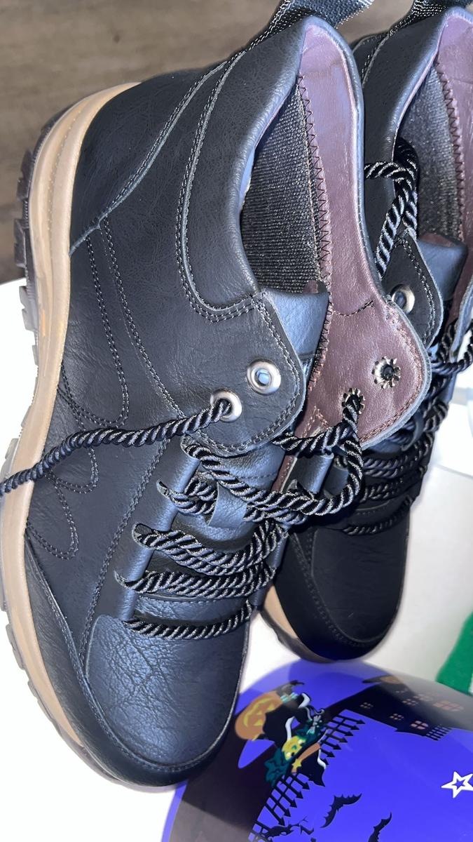 Item: black, CN;44 / US;9.5