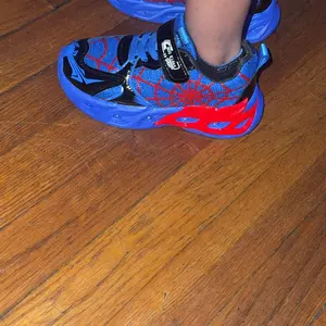 Spider Pattern LED Children's Sports Shoes, Nighttime Illumination, Stylish and Attention-Grabbing, Breathable and Non-Slip Athletic Shoes, Suitable for All Seasons, Ideal for Boys and Girls Aged 1-6