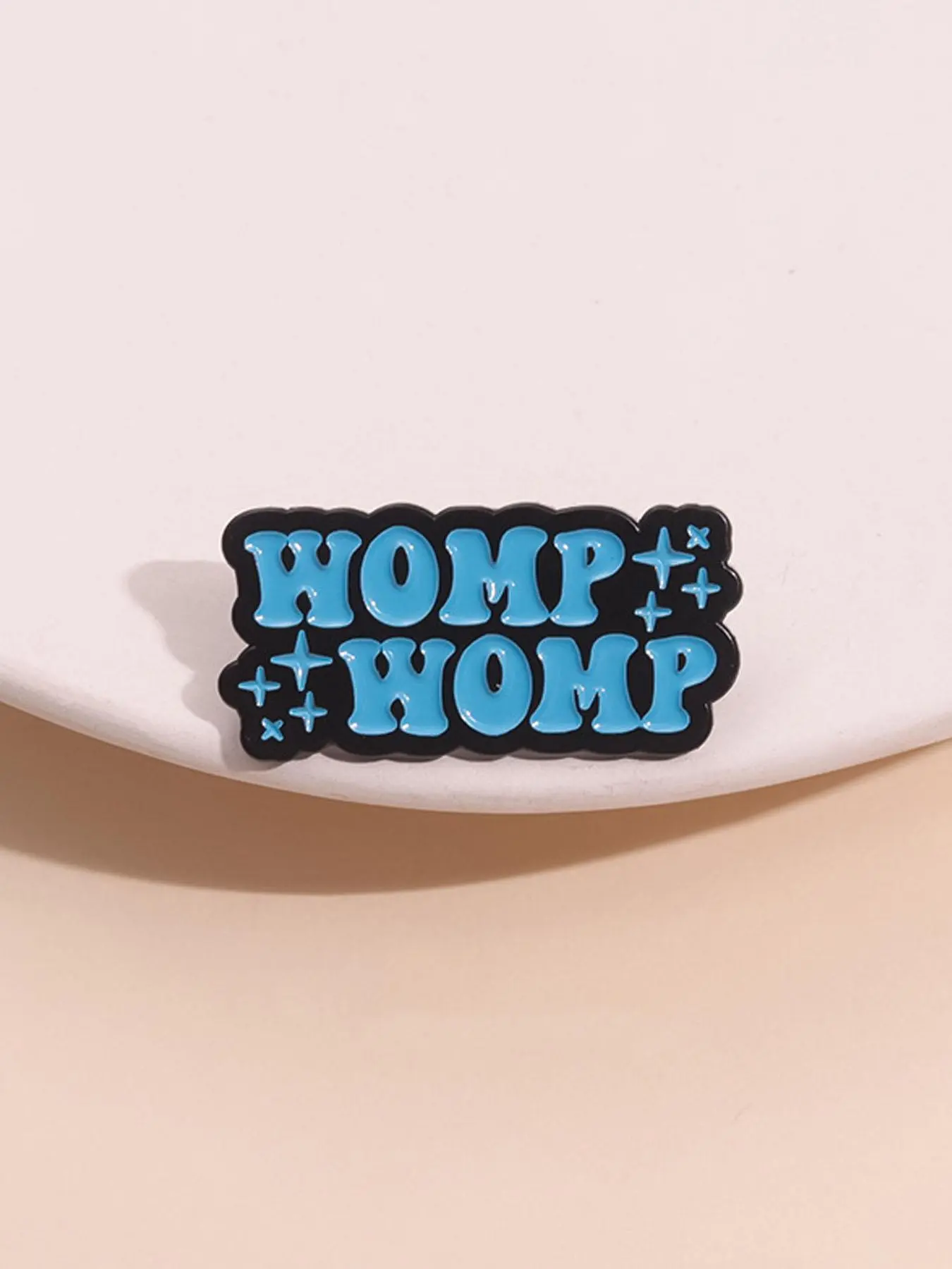 Womp Womp Letter Design Brooch, Enamel Pin Suitable for Backpacks, Jeans, Scarves, Hats Decoration, Trendy All-match & Exquisite Brooch for Birthday Gift, Hat Pins