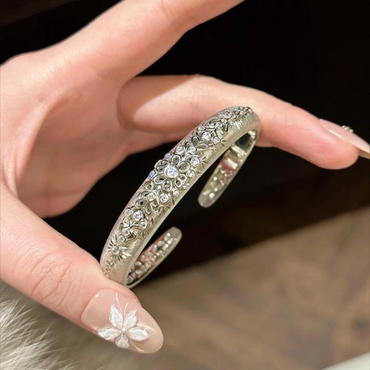 Cute Dainty Filigree Flower Pendant Necklace for Girls, Trendy Vintage Floral Wrist Jewelry, Aesthetic Cottagecore Accessory for Daily Outfits & Gifting, Trending Silver Necklace