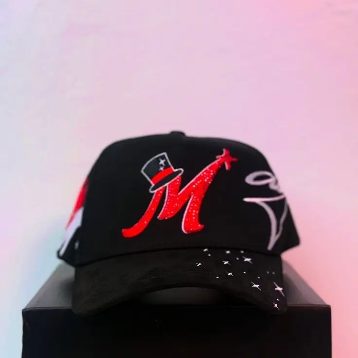Gorra Urbana Streetwear Letra  M Pedrería Roja Con Sombrero Mágico Visera Gamuza Ajustable SnapBack Unisex