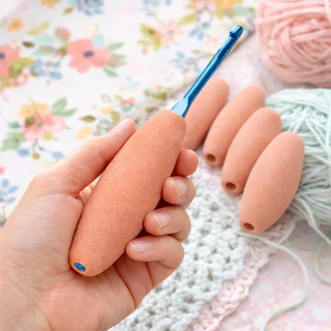 Ergonomic Crochet Hook Grip for 4.5mm-6.5mm Hooks Non-Slip NBR Foam Handle Comfortable for Arthritis Relief Crafting