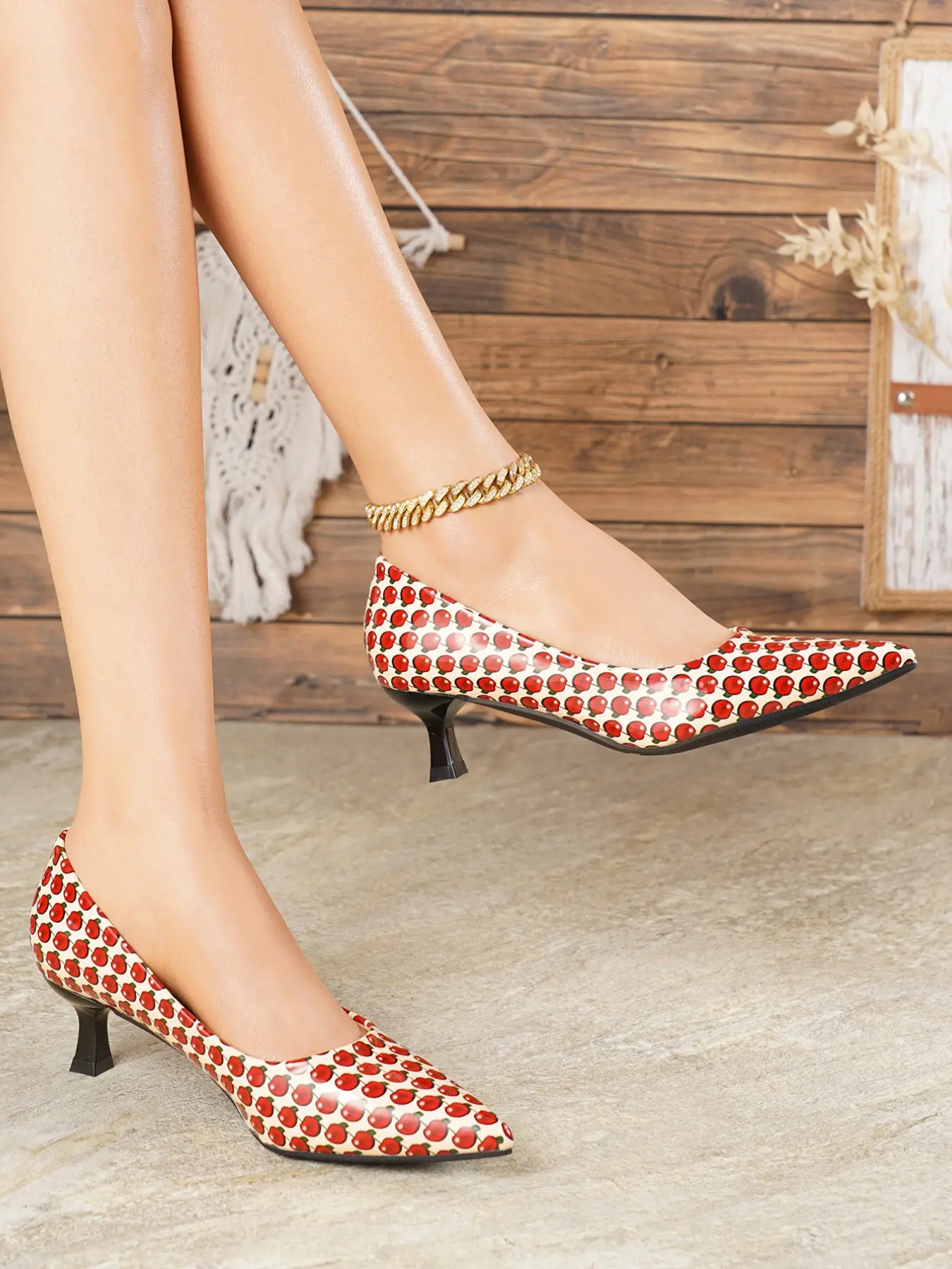 Vintage Cherry Pattern Heeled Shoes, Low Heel Design, Elegant and Comfortable, Long-Lasting Wear, Suitable for Daily Commute