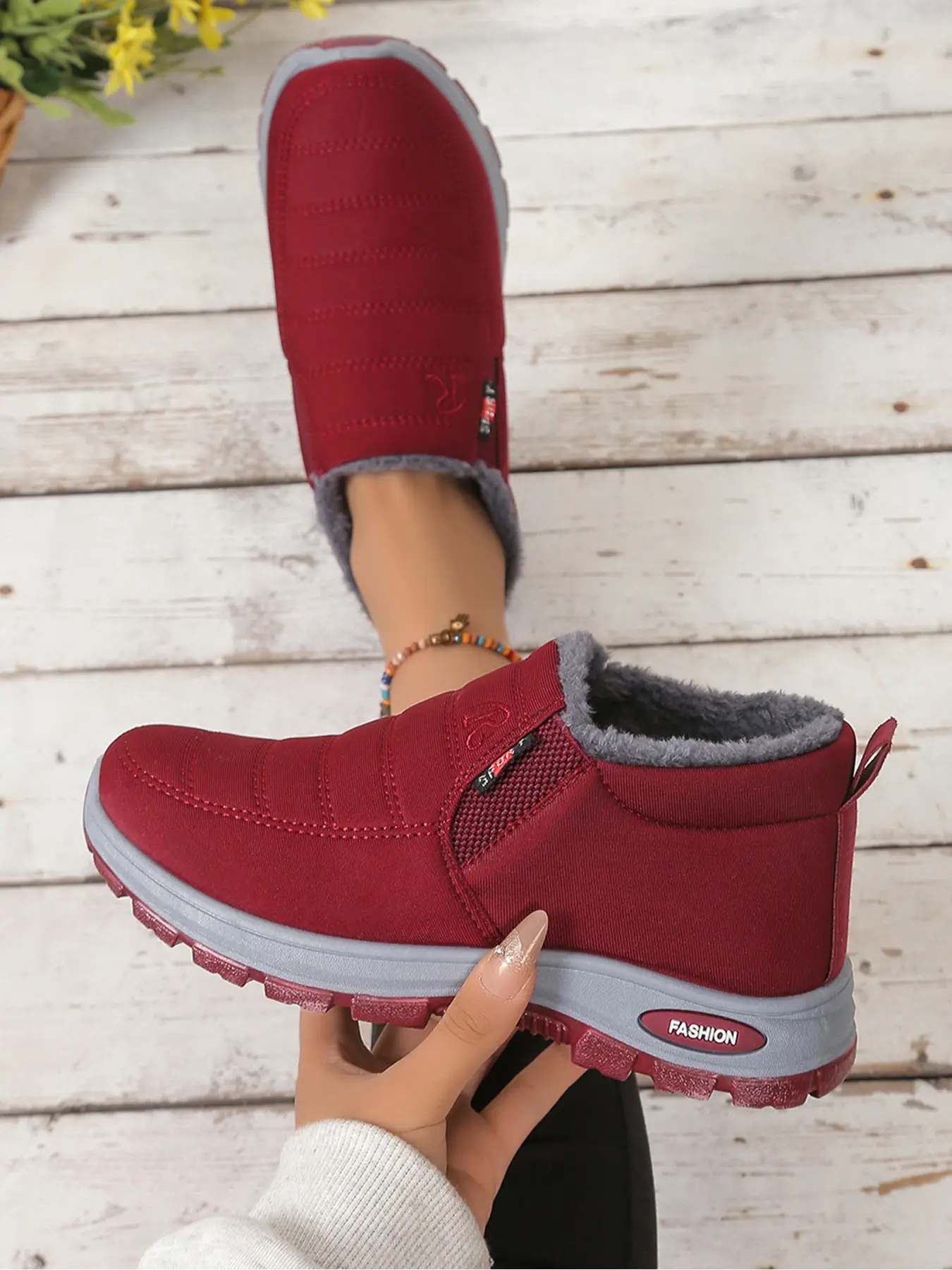 【Runs small 1 size】 Women and Men Warm Fleece Lined Slip-On Sneakers, Walking Shoes, Anti-Slip Soft Sole Casual Shoes, Comfortable Versatile Footwear for Daily Wear