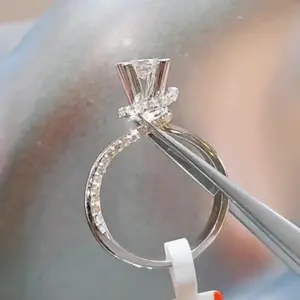 【1065】Jorrio 1ct Round Cut Ring – Classic Solitaire Engagement Style, Timeless Wedding Band Gift for Her