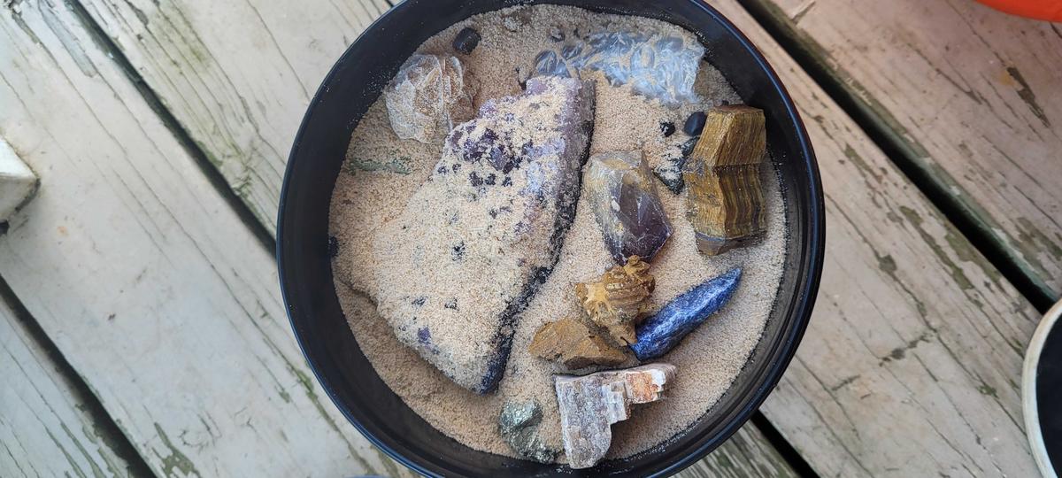 Item: Dyed Agate Slice and 1 Assorted Carved Shape