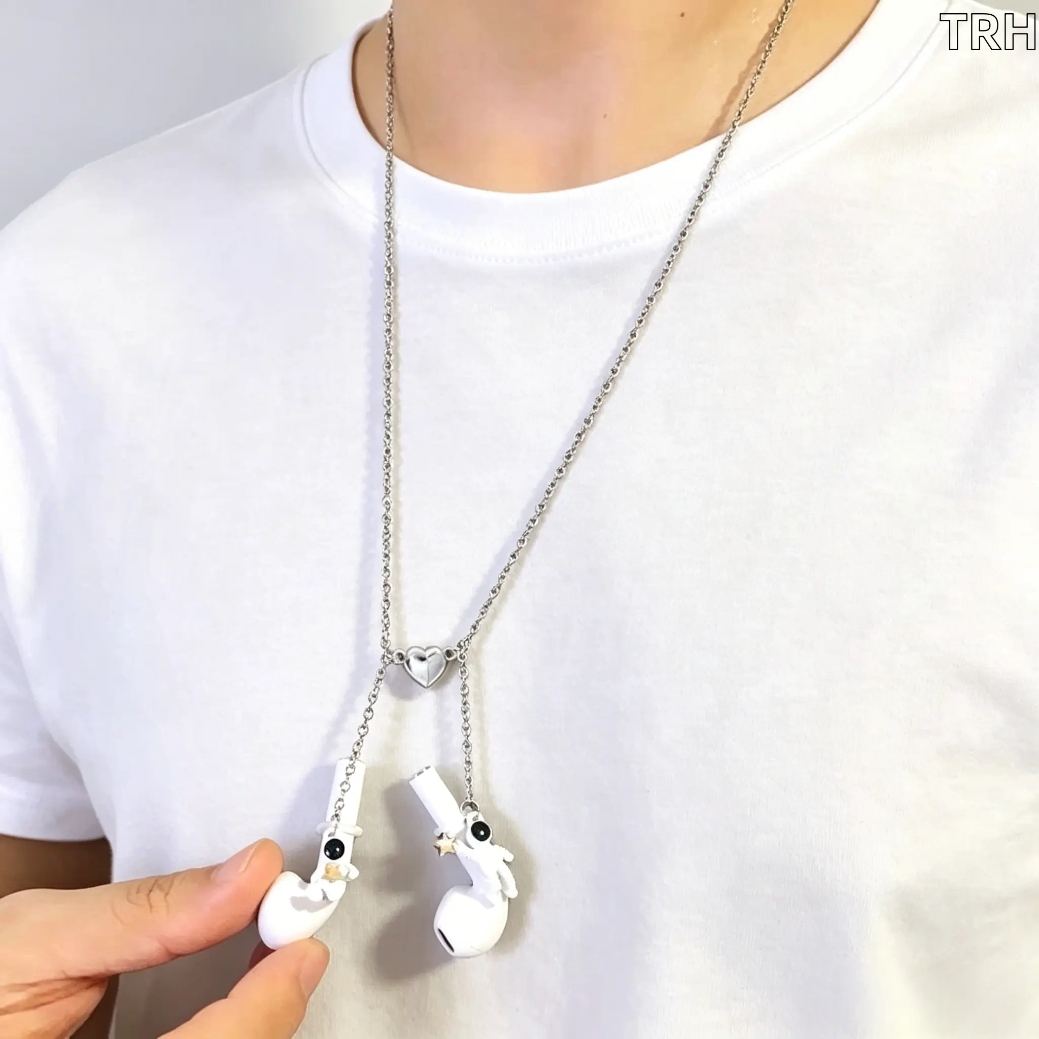 Magnetic Heart Wireless Earbud Anti-Lost Necklace for Women, Cute Astronaut Daisy Charm Earphone Lanyard, Universal Bluetooth Headset Strap Portable Anti-Drop Neck Accessory Daily Travel Gift