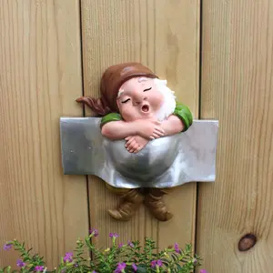 Resin Dwarf Wall Decor, Fun Dwarf Figure Statue, Garden Gnome Statue, Ideal Home and Outdoor Garden Decoration Gift, Spring Festival Decoration