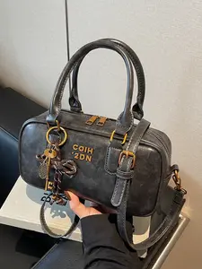 Niche design retro hand-held bowling bag, casual and versatile pillow bag, fashionable and trendy shoulder crossbody bag, soft leather simple solid color design, PU Leather Bag, Handbag Shoulder Bag, suitable for work, commuting and other scenarios.