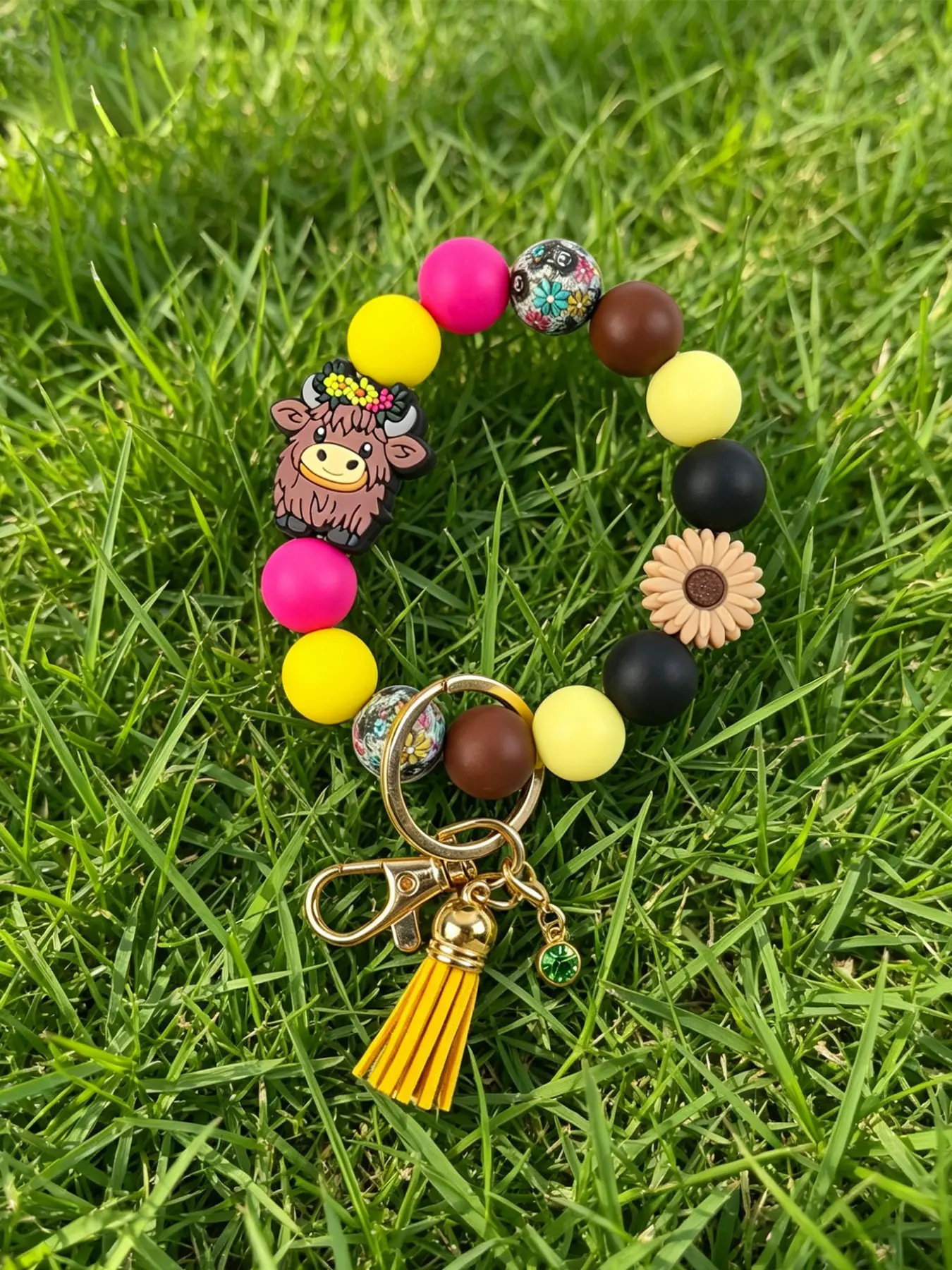 Highland Cow Beaded Keychain Wristlet, Silicone Beads Bracelet with Daisy Charm, Suede Tassel, Clasp, Boho Style Key Holder