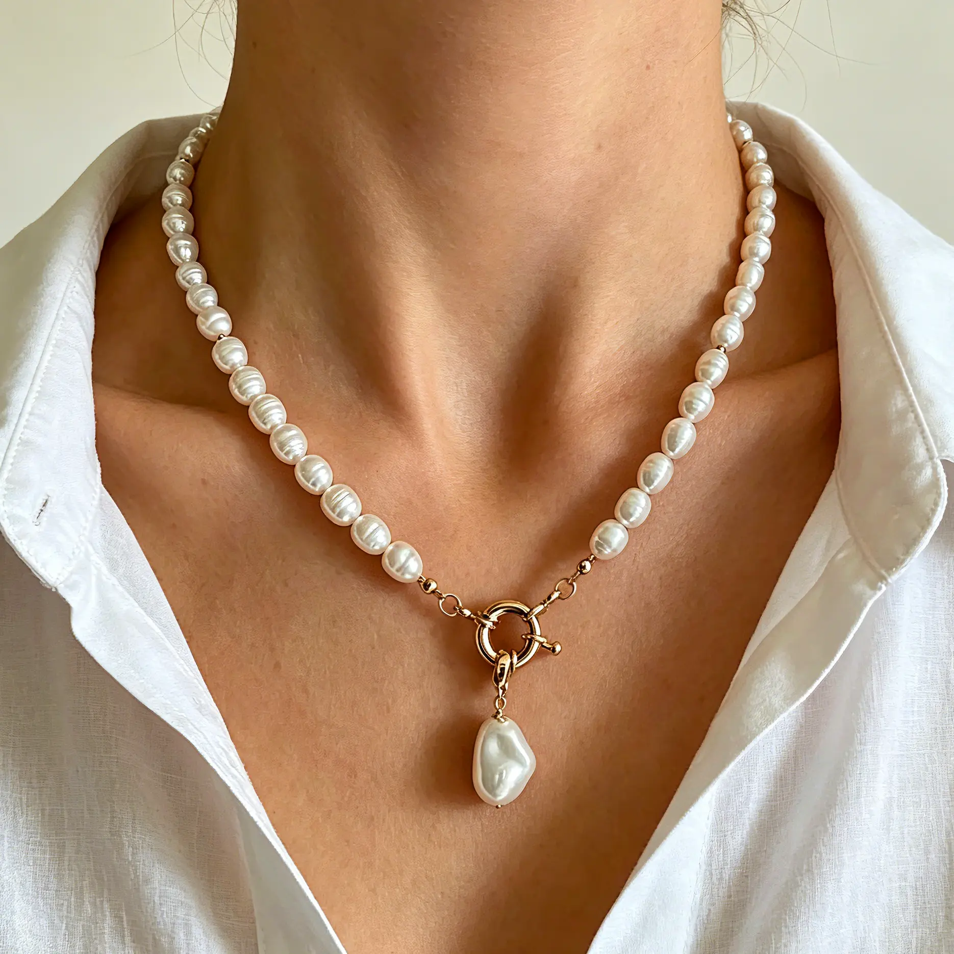 Basic Women Daily Wear Fashion Staple Necklace, Natural Freshwater Pearl Chain with Gold-Plated Titanium Steel Baroque Pearl Pendant， elegant light luxury jewelry gift