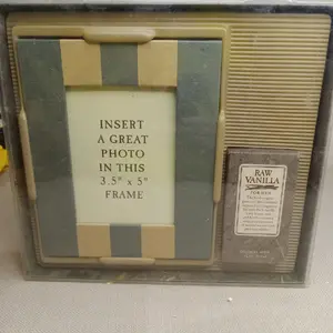 RAW VANILLA COTY COLOGNE FOR MEN & PHOTO FRAME 3.5"X 5" PERFUME SPRAY 1 OZ. Vintaje The packaging is damaged by the passage of time since it is vintage. Aroma Fragrance Gift Scent