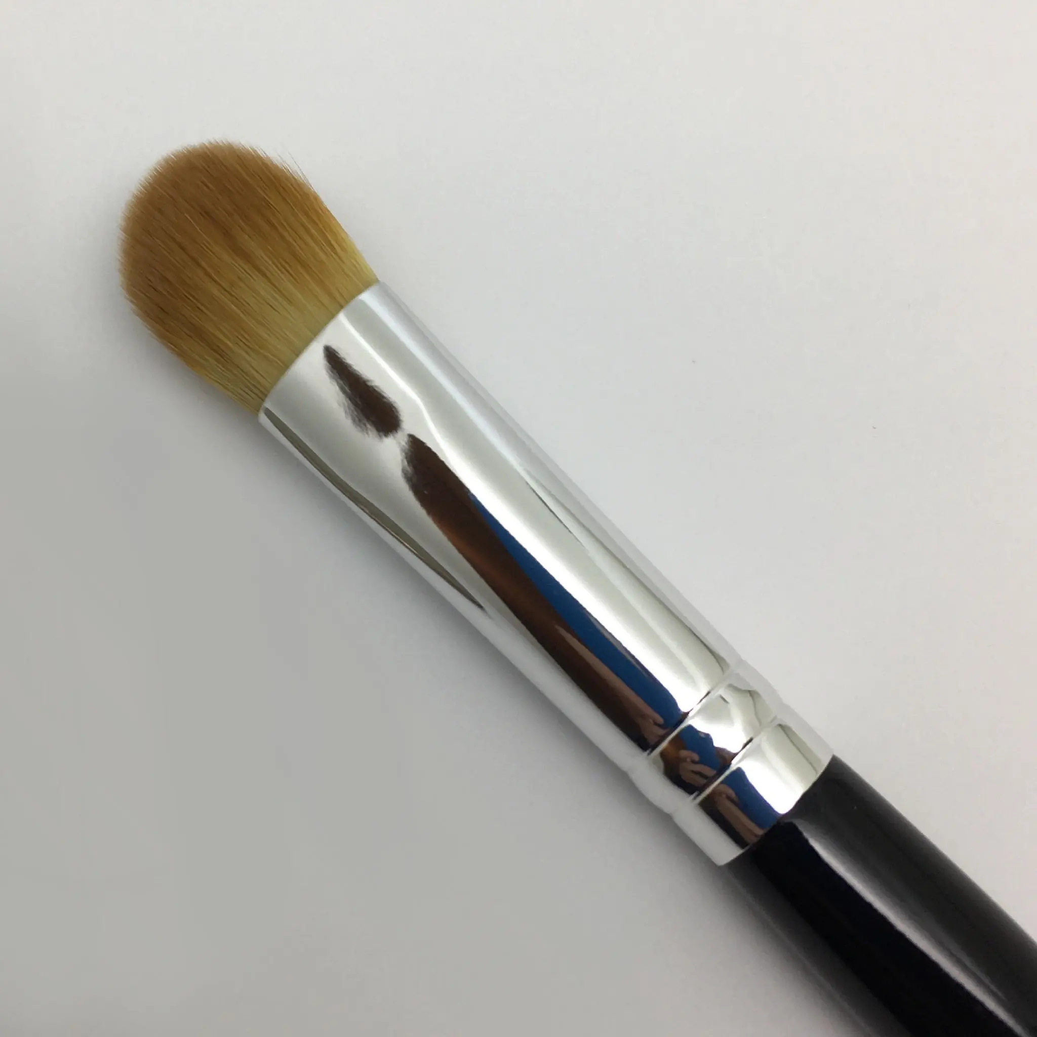 UNDER-ALL-OVER eyeshadow/concealer brush