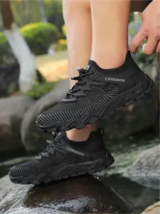 Men's casual sports outdoor shoes, with a breathable, soft, and comfortable upper that wraps around, and a multi-directional tooth pattern on the sole for strong grip. Suitable for hiking, exploring streams, fishing, cycling, and multiple scenarios