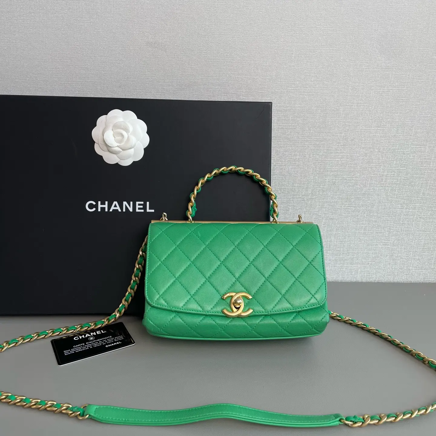 Pre-owned CHANEL Green Top Handle Lambskin with Black Card, 98% New