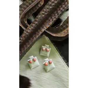 PINK CONCH HEART STUDS