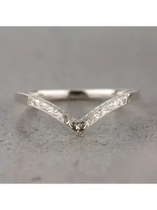 Fashionable carved pattern V-shaped women's ring suitable for daily parties, banquets, Christmas women's jewelry gifts