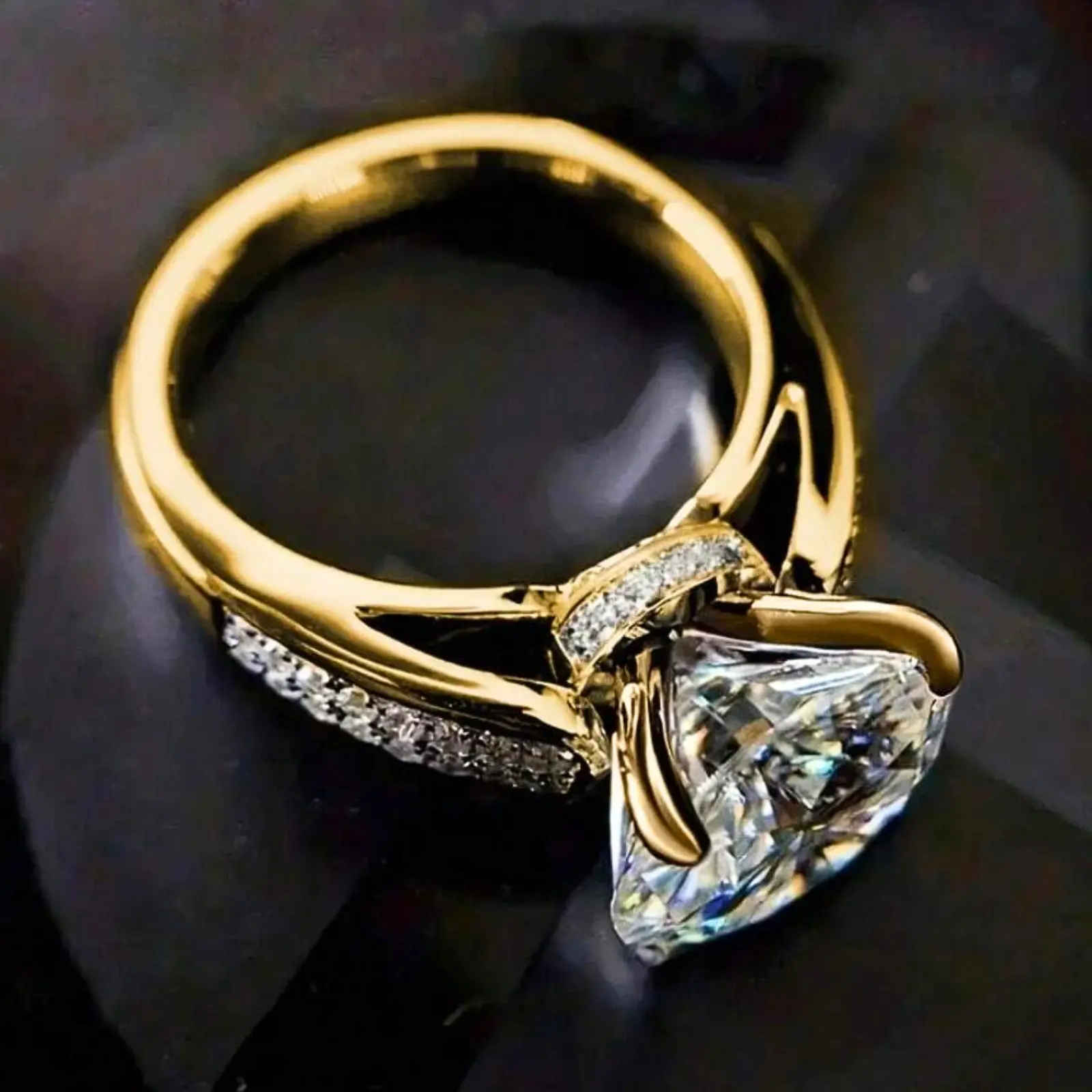 A promise ring, exquisite - Set with sparkling Cubic Zirconia stones, perfect for evening parties and everyday wear, a fashionable engagement ring for women, a sophisticated accessory for special occasions and a perfect gift idea.