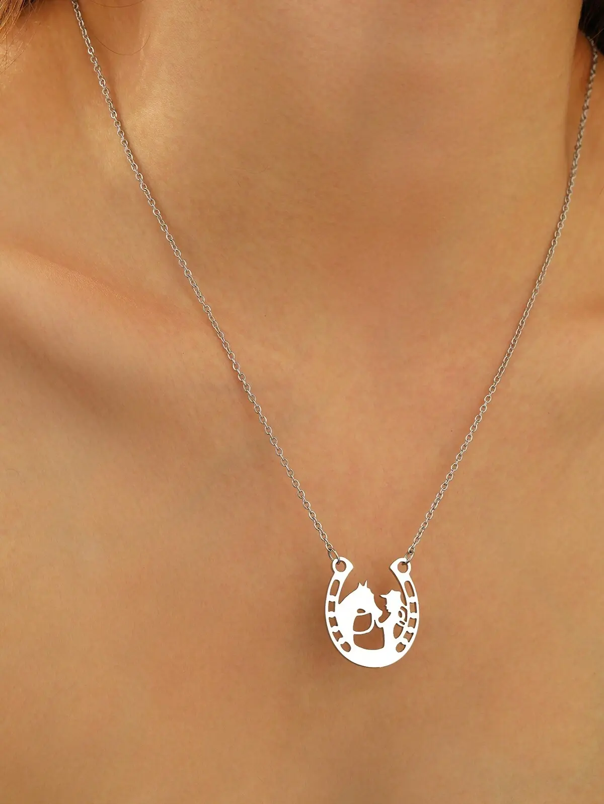 Stainless Steel Horseshoe Shaped Necklace For Girls With Horse Pendant, Fashionable Chain Necklace For Women, Party Gift