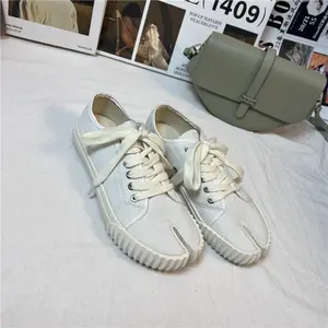 White split-toed shoes, women's shoes, new in autumn 2025, shoelaces, flats, casual shoes, canvas shoes, pig's trotters, black, travel shoes, walking shoes