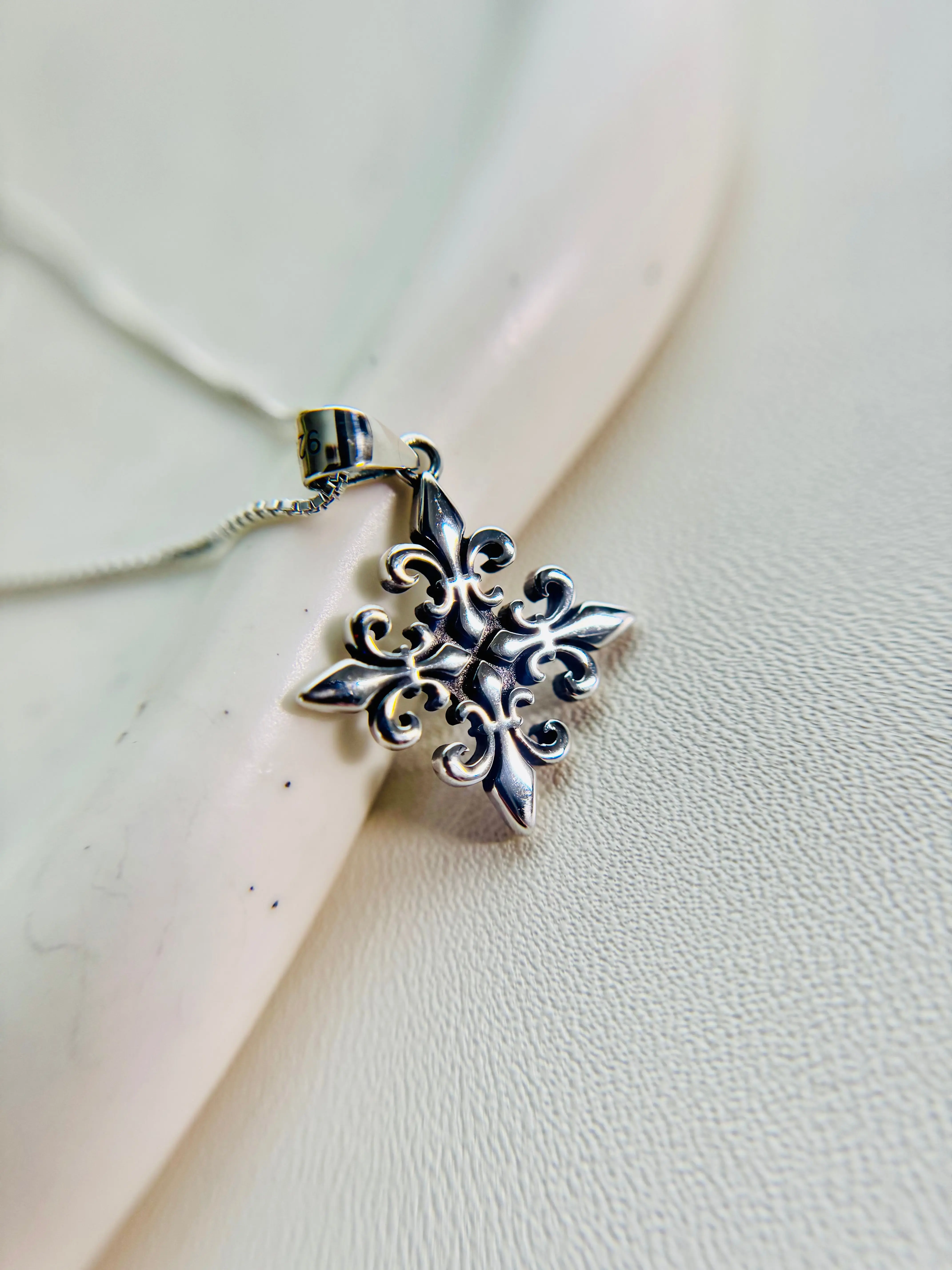 Victoria necklace