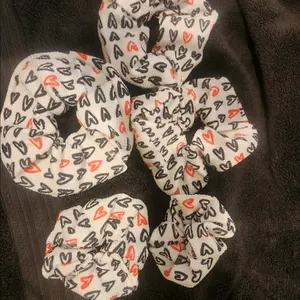 small black/red hearts scrunchie