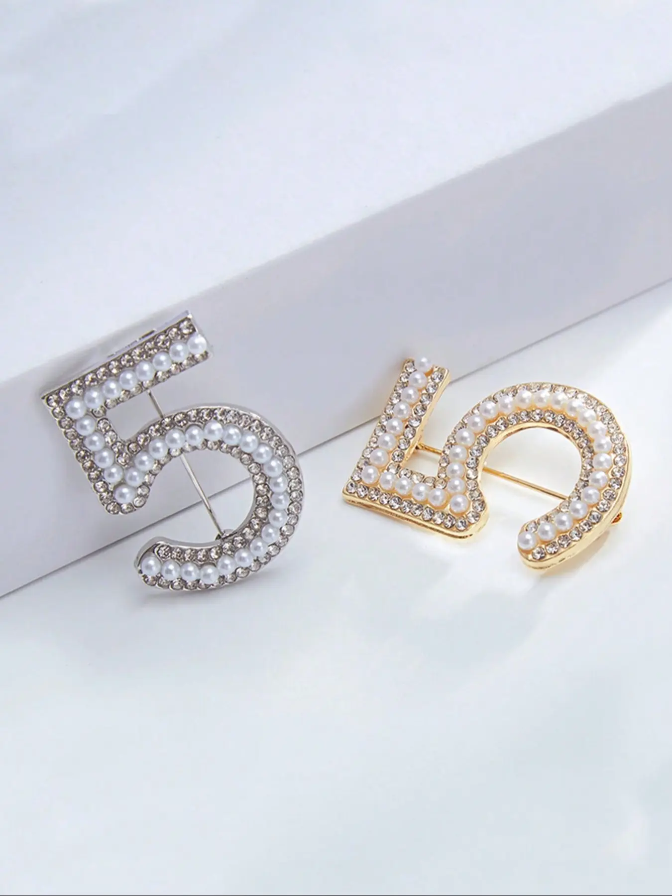1 pcs Vintage Pearl Alphabet Brooch, Brooch with crystals, Luxurious Number 5 Design with Crystal Rhinestones, Limited Numbered Edition, Retro Socialite Style Accessory, Statement Pin for Dresses & Coats