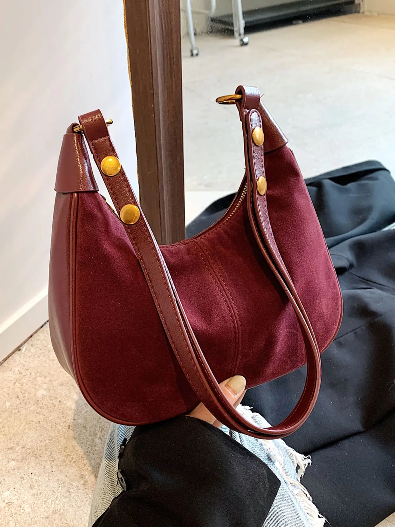 Retro wine red shoulder underarm bag, contrasting shoulder strap with metal rivet decoration, niche design, retro modern, suitable for daily commuting, shopping, etc., Hobo Crossbody Bags, Fashionable crossbody bag