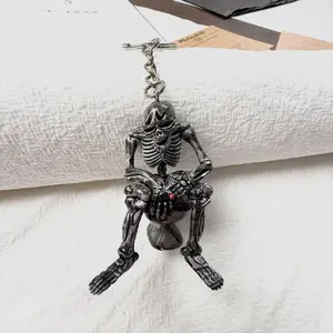 Sokuci Y2K Skull Keychain, Humorous Metal Skeleton Statue, Perfect for Wallets, Backpacks, Car Keys, Earphones, Gothic Punk Style Accessory, Keychain for Bags