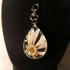 Dried Daisy Keychain, Natural Preserved Flower Accessory for Keys, Bags, and Daily Carry