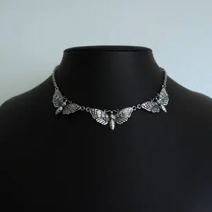 Vintage-Style Classic Necklace Featuring a Moth And Butterfly Design, Made of Gothic Alloy Silvery, Perfect As a Trendy Gift for Commuters cadena cubana elegant charm chocker
