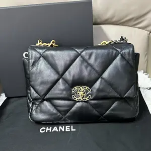 Pre-owned CHANEL FRANCE Crossbody Bags 19 bag, medium size, 30 black and gold chain（SZ 07601）