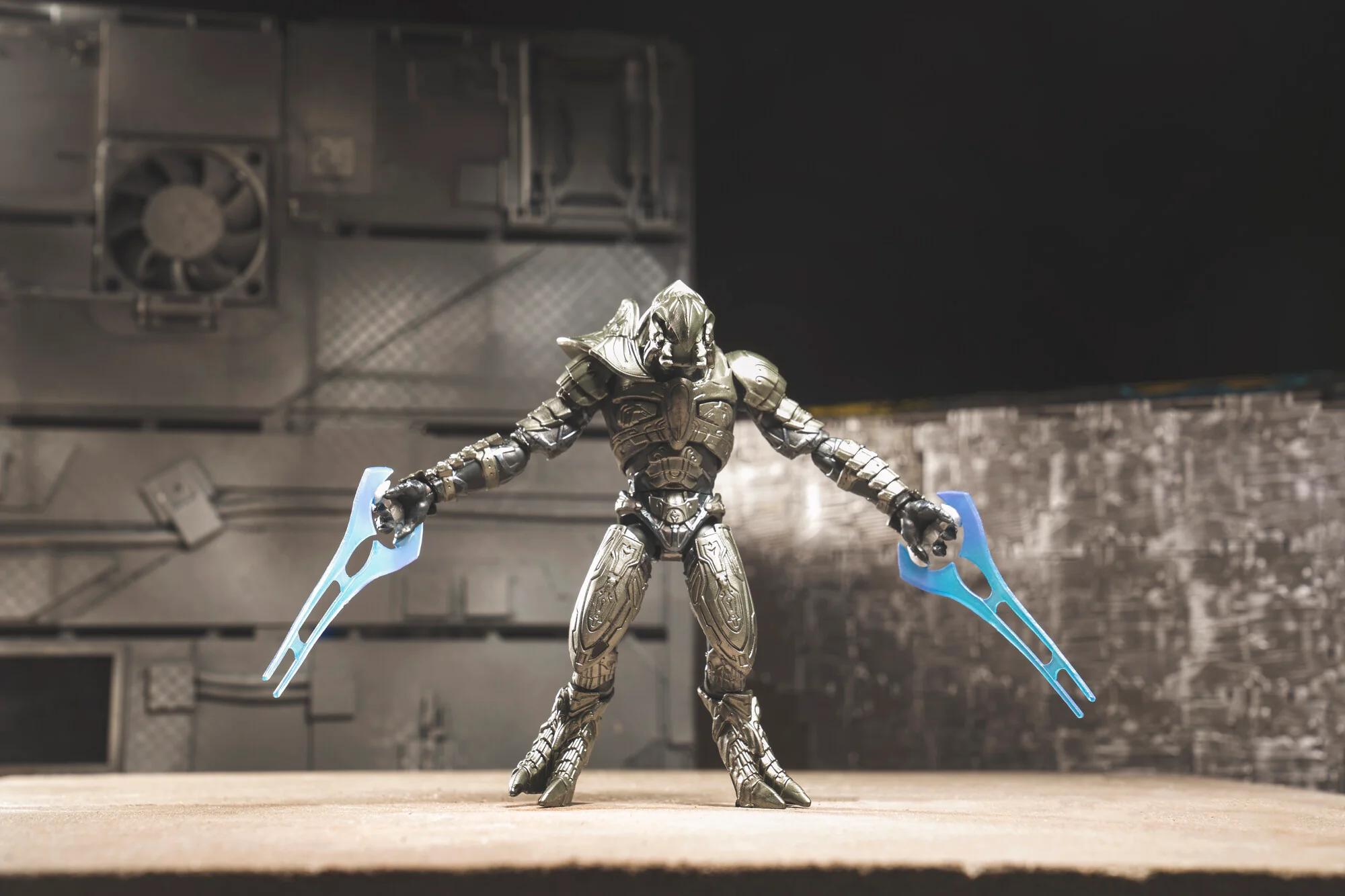 Halo Arbiter Ripa ‘Moramee vs. Sergeant Forge, Deluxe Pack with Two 4-inch Scale Figures, Three Weapon Accessories, and Two Environmental Bases