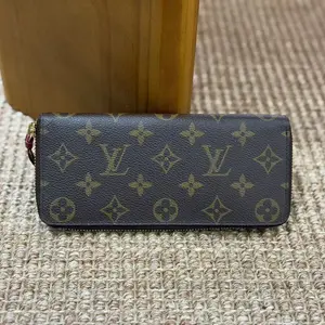 Pre-owned Louis Vuitton leather Clutches & Wristlets Zipper Wallet Clutch & Wristlet Accessory for Luggage & Bags