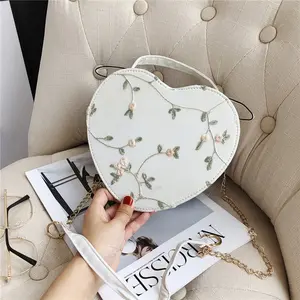 Bolso de corazones con encaje