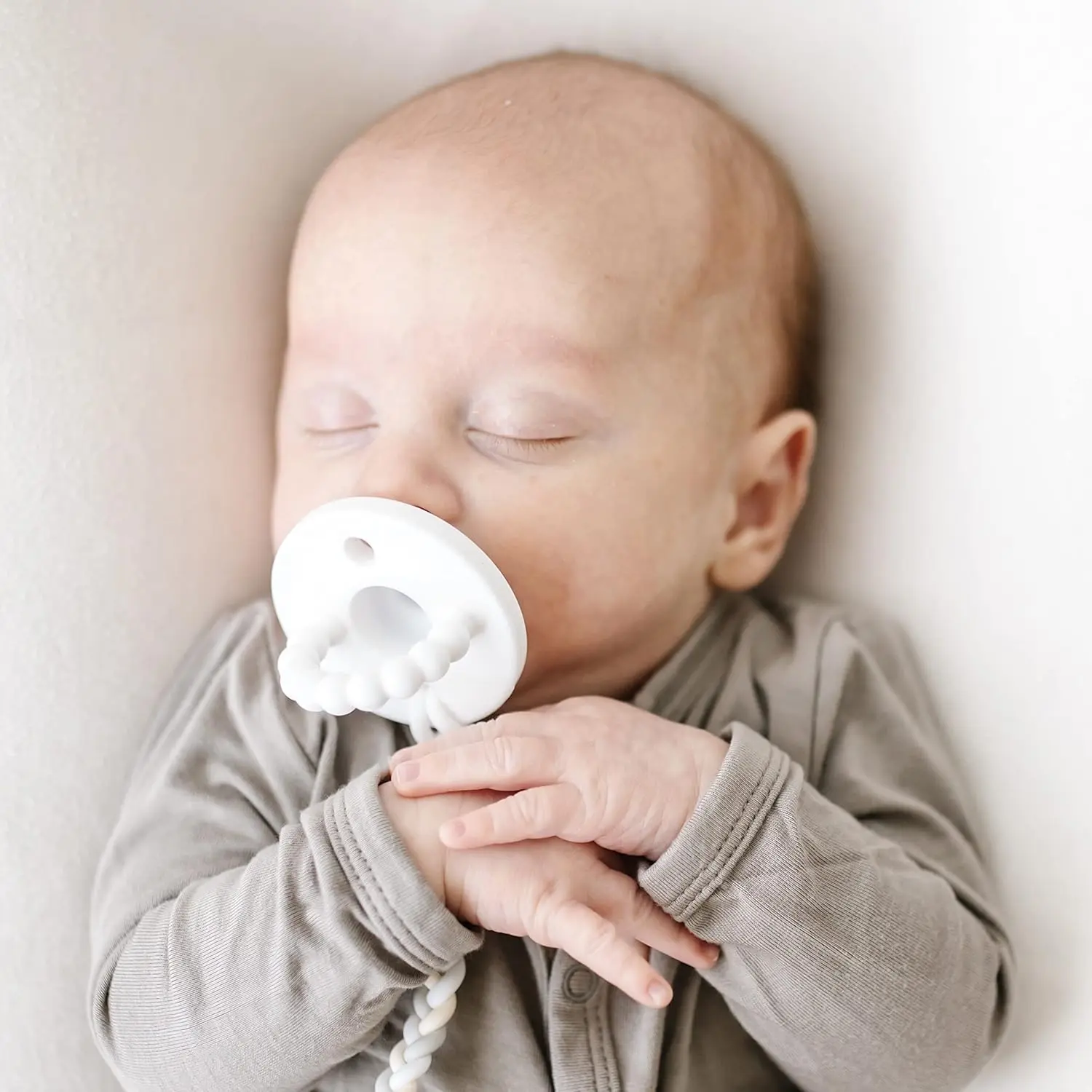 Ryan & Rose Cutie PAT Pacifier Teether (Bulb, White) Ryan & Rose Cutie PAT Pacifier Teether (Bulb, White)