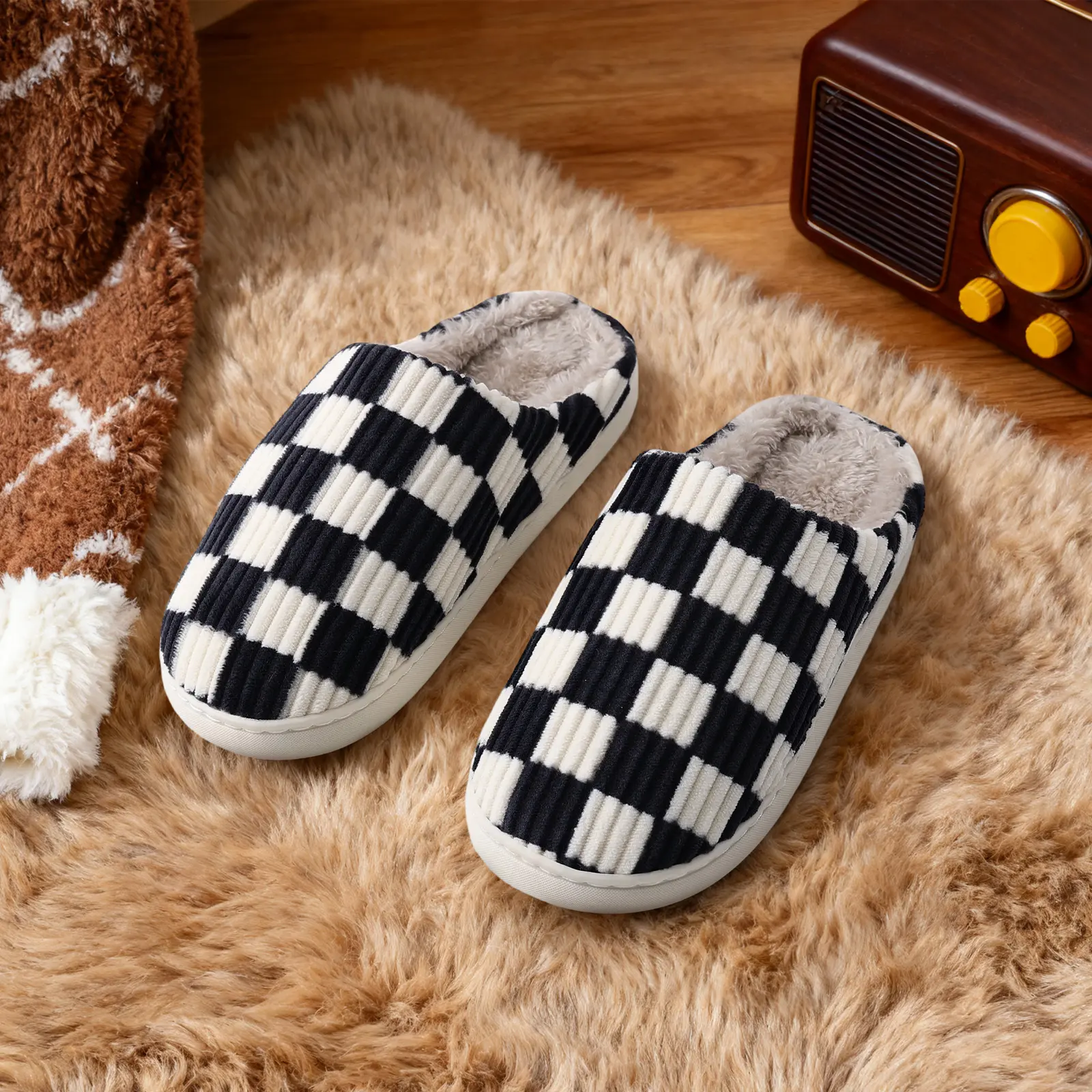 Lumubby Women's Retro Checkerboard Slippers, Casual Soft Plush Fleece Slides with a Cushioned Non-Slip Sole, Home Footwear, Casual Soft Slippers, Checker Plaid, Classic Fashion, Fleece-Lined, Slip-On, Slide Shoes, Round Toe, Flexible, Indoor Wear, Soft Co