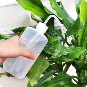 A set of watering bottles, squeeze type watering bottles, suitable for succulent plants, plastic curved mouth safe washing bottles, watering bottles with pointed tips, suitable for potted plants