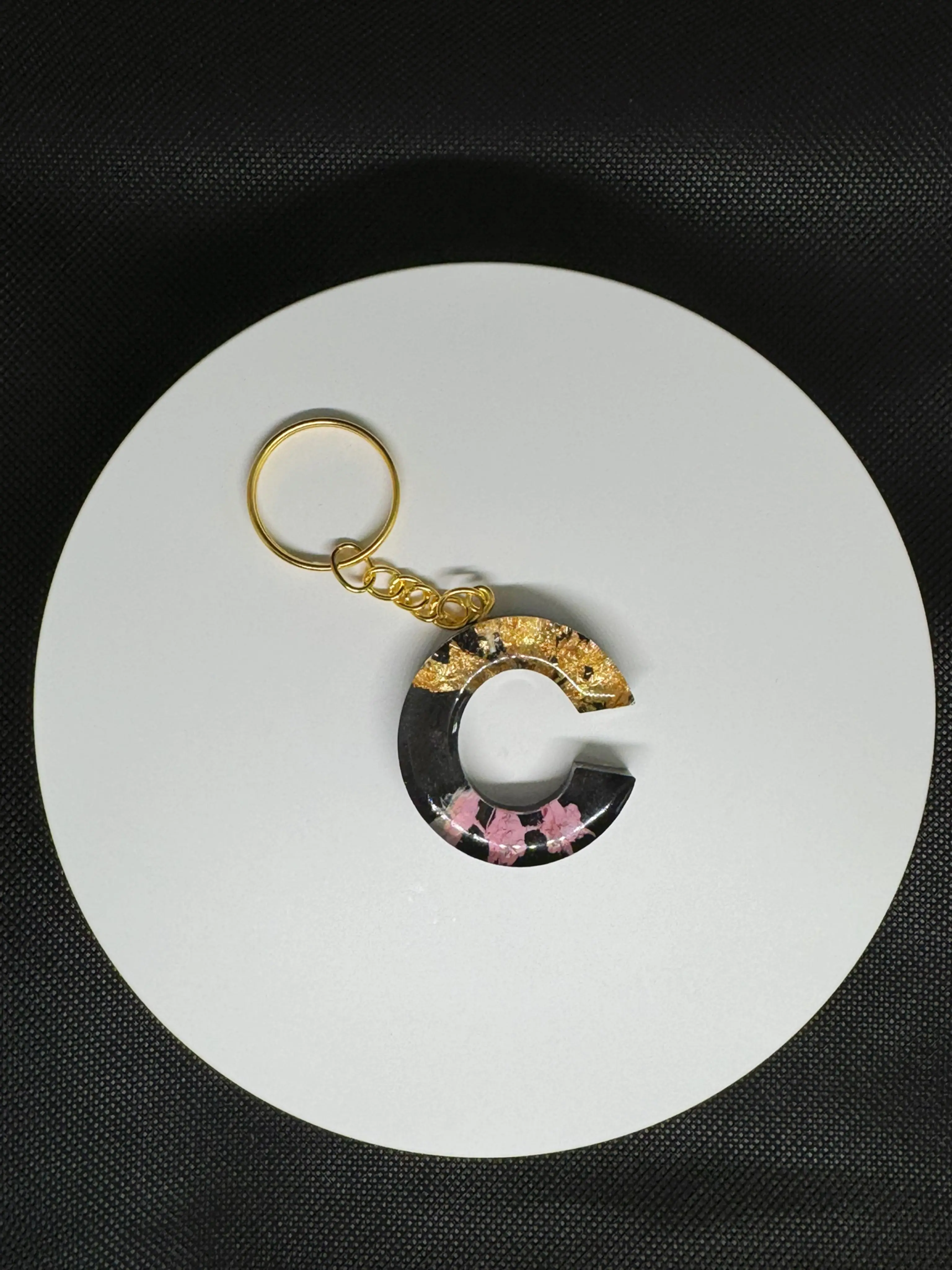Personalized Resin Letter Keychain - Handmade with Real Flowers & Gold Foil - Custom Epoxy Key Ring Gift Collection Golden-Tone.