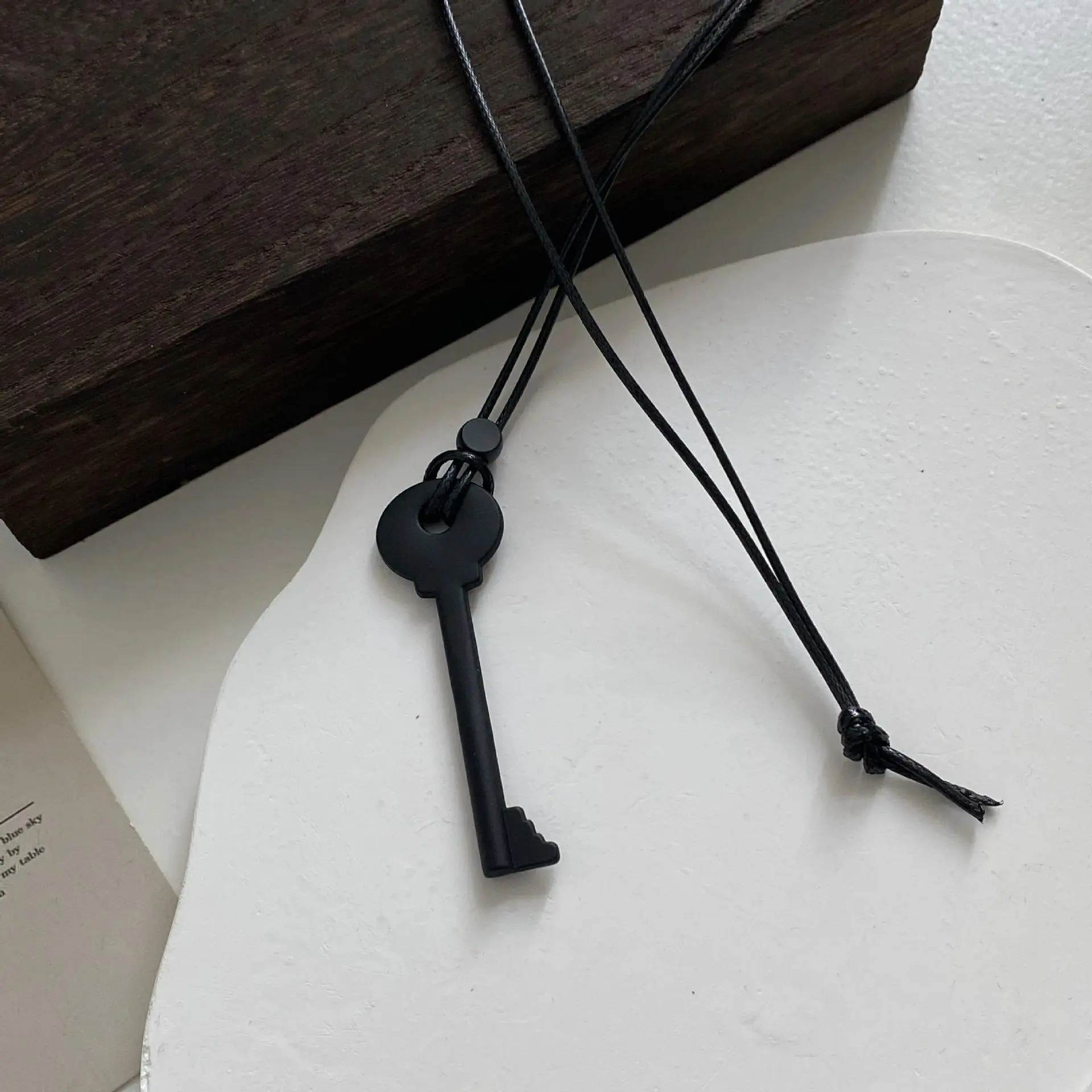 Minimalist Key Pendant Necklace, Elegant Metal Sweater Chain with Long Wax Rope for Female Daily Casual Wear & Minimalist Outfits, Chain Jewelry Necklaces, Decorative Charm Necklaces