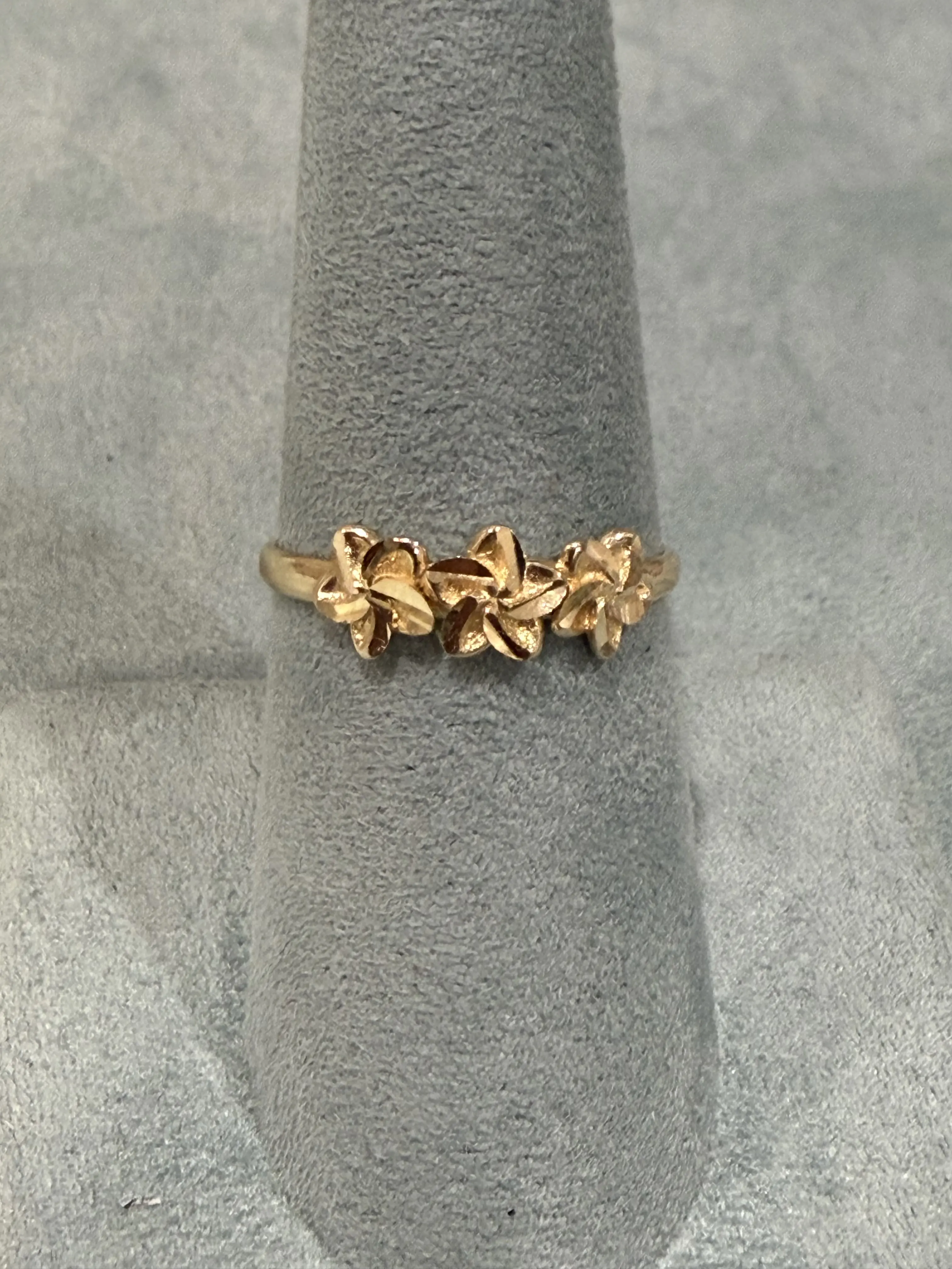 3 little Hawaiian flowers 14k Gold ring
