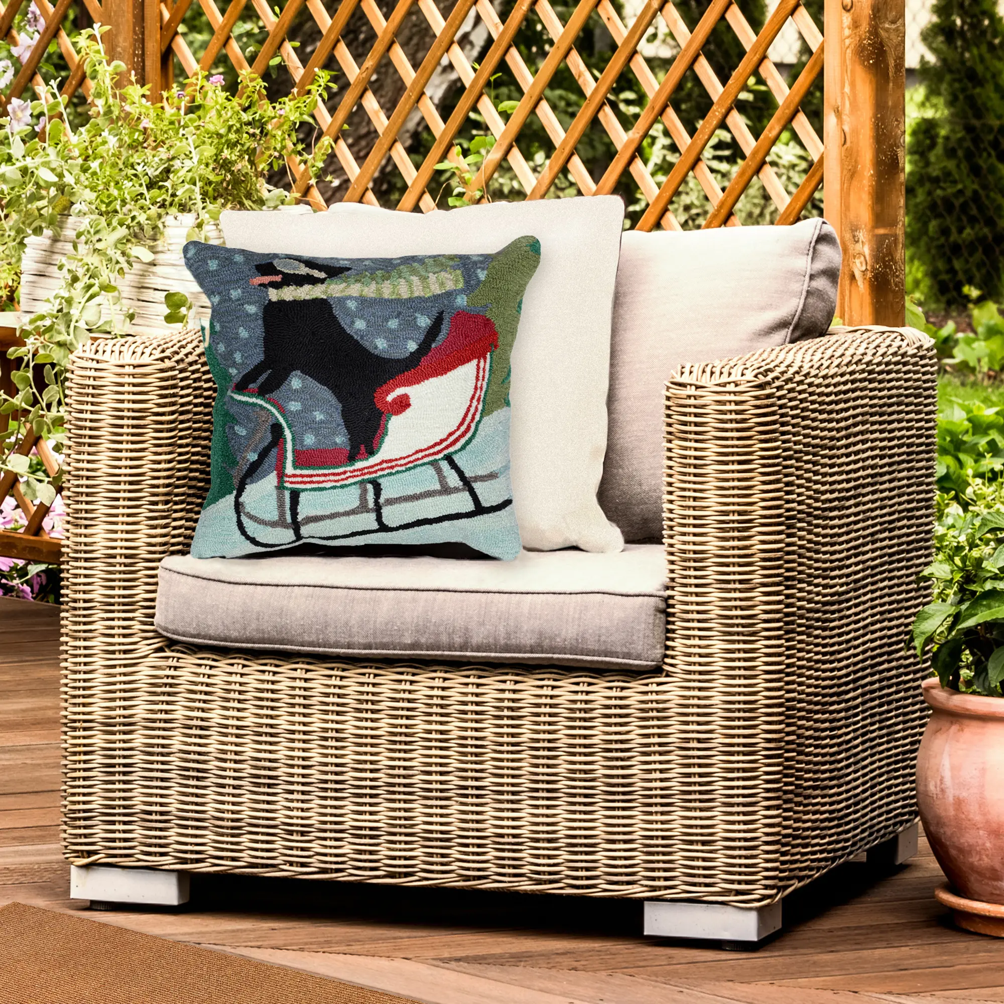 Lush Decor FRONTPORCH Handmade Animal Cushion - Hand Hooked Insert Cushion, 100% Polyester Back & Insert, Indoor/Outdoor Transitional Graphic Sledding Dog Accent, Fade-Resistant for Bedroom Couch, Machine Washable, Multi