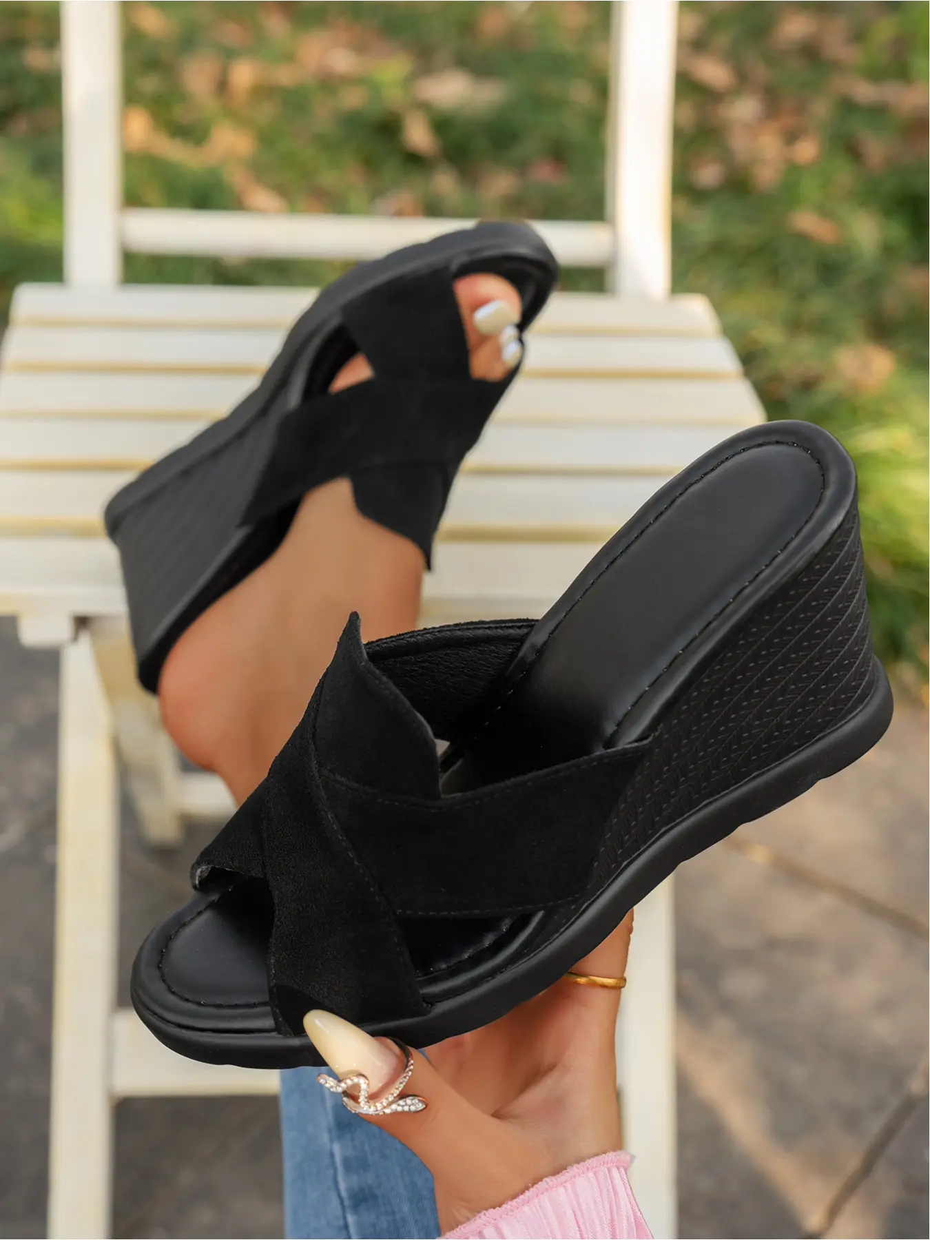 A pair of new large-size women's cross-strap open-toe wedge heel slip-on sandals, fashionable, simple, comfortable, Fashionable Comfy Sandals, suitable for daily commuting and shopping, versatile sandals