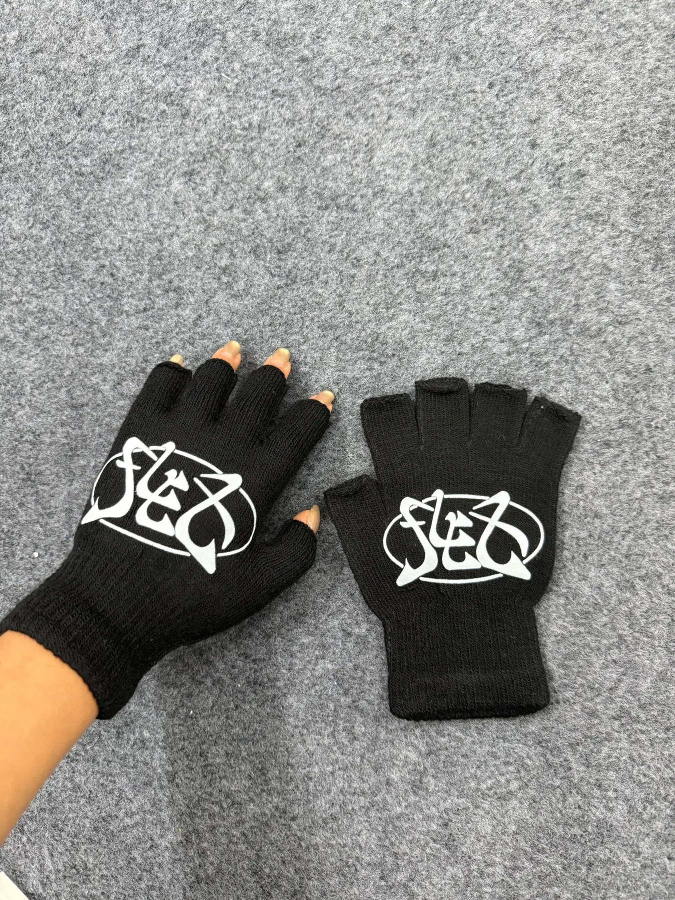 Unisex High Street Fashion Print Gloves, Unique Graphic Prints, Slim-Fit Fingerless Mitts, Cartoon Pattern, Moderate Fabric, All Seasons Wear