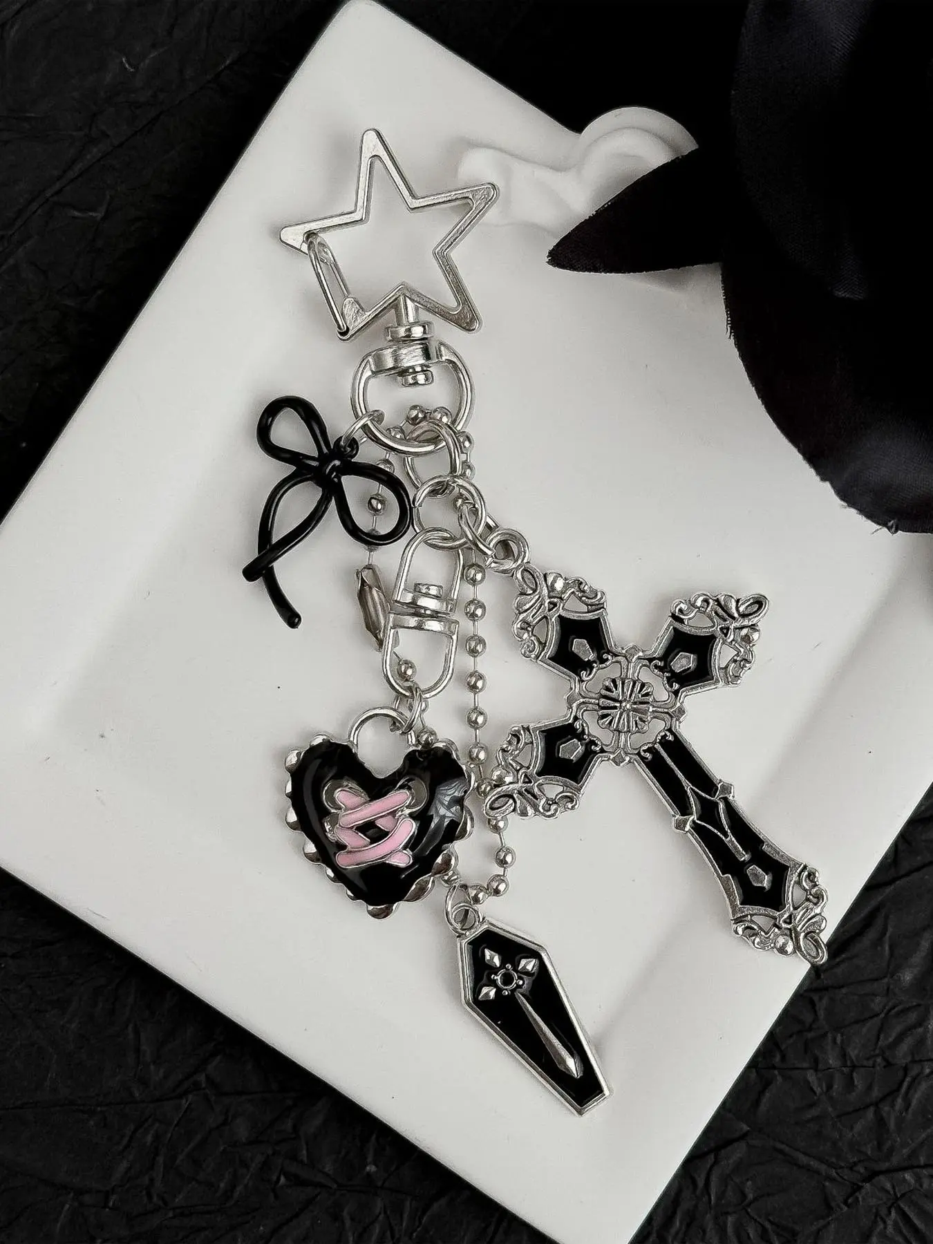 Y2K Gothic Cross Keychain, Unique Punk Style Butterfly Heart Bag Charm, Fashionable Accessory for Bags and Keys, Heart Shaped Keychain, Keychain Accessories, Keychain Charms