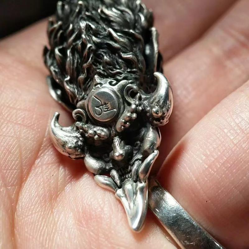 Personalized creative black Goku necklace design fashionable and versatile pendant ancient costume dark style retro gift