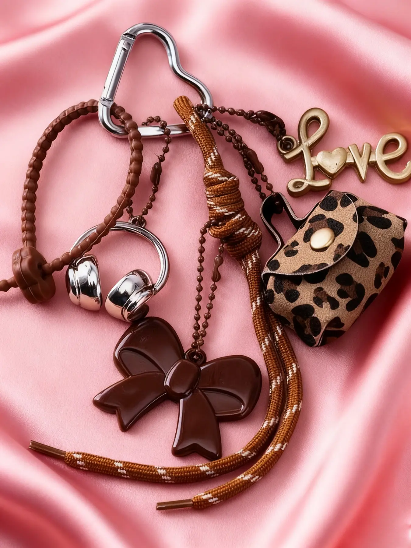 Valentine's Day retro brown love buckle pendant, niche design bow pendant decoration, Joker exquisite cute key chain, creative small practical key chain gift items, suitable for bag ornaments pendant.